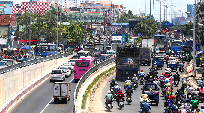 Đoạn qua huyện Hóc Môn thường xuyên kẹt xe. Ảnh: HT.