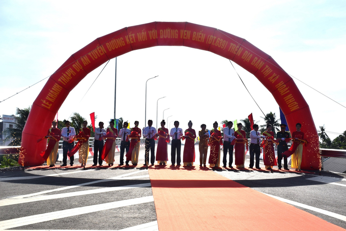 Cắt băng khánh thành tuyến đường kết nối đường ven biển trên địa bàn thị xã Hoài Nhơn (Bình Định). Ảnh: V.Đ.T.