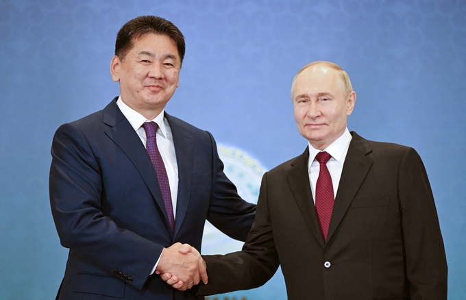 Tổng thống Nga Vladimir Putin gặp Tổng thống Mông Cổ Khurelsukh Ukhnaa tại Astana, Kazakhstan, hồi tháng 7/2024. Ảnh: Sputnik.