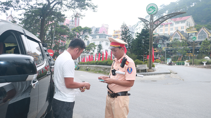 Cảnh sát giao thông, Công an huyện Tam Đảo kiểm tra việc chấp hành Luật Trật tự an toàn giao thông đường bộ tại Khu du lịch Tam Đảo. Ảnh: Cổng TTĐT tỉnh Vĩnh Phúc.