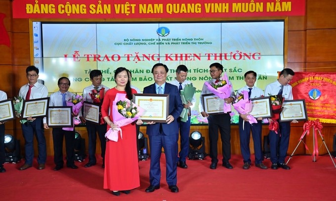 12 collectives and 16 individuals received Certificates of Merit from the Minister of Agriculture and Rural Development on this occasion. Photo: Tung Dinh.