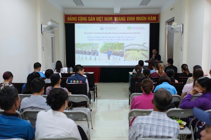 Training workshop on greenhouse vegetable production using substrates and hydroponics organized by FAO in Moc Chau, Son La. Photo: Quynh Chi.