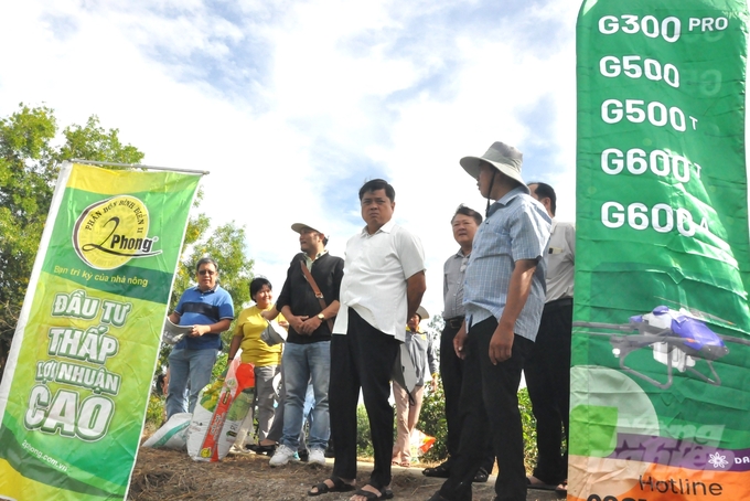 Deputy Minister of Agriculture and Rural Development Tran Thanh Nam and the working delegation surveyed the pilot model participating in the Project of 1 million hectares of high-quality, low-emission rice at Phu Hoa Youth Agricultural Service Cooperative. Photo: Trung Chanh.