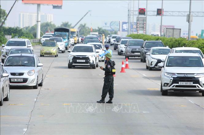 Ngày đầu tiên của kì nghỉ, tình hình trật tự, an toàn giao thông tại Hà Nội và các địa phương giáp ranh được bảo đảm, không xảy ra tai nạn giao thông nghiêm trọng. Ảnh: Phạm Kiên/TTXVN.