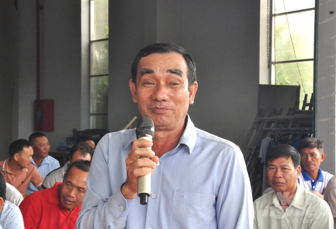 Mr. Nguyen Tan Duc, Director of Vinacam Hon Dat Agricultural Cooperative, shared the benefits of using Sumitri microbial products to process straw right in the field into organic fertilizer. Photo: Trung Chanh.