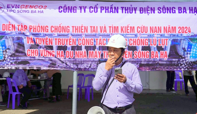 Ông Châu Đình Quốc, Phó Tổng Giám đốc Công ty Thủy điện Sông Ba Hạ đưa ra tình huống diễn tập phòng chống thiên tai và tìm kiếm cứu nạn năm 2024. Ảnh: HT.