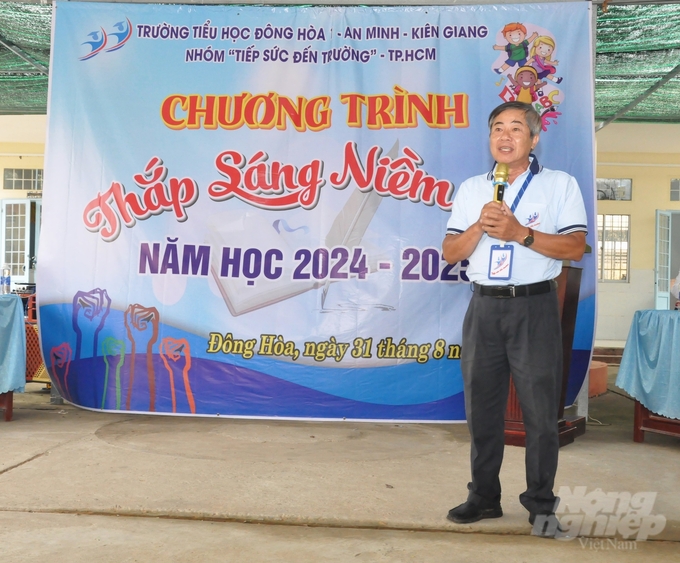 Thầy Vũ Anh Tuấn, Trưởng nhóm 'Tiếp sức đến trường' chia sẻ, động viên các em học sinh có hoàn cảnh khó khăn Trường Tiểu học Đông Hòa 1 nỗ lực học tập, phấn đấu vươn lên trong cuộc sống. Ảnh: Trung Chánh.