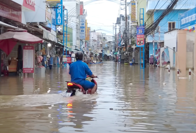 Một con đường ở Cần Thơ bị ngập do triều cường. Ảnh: Sơn Trang.