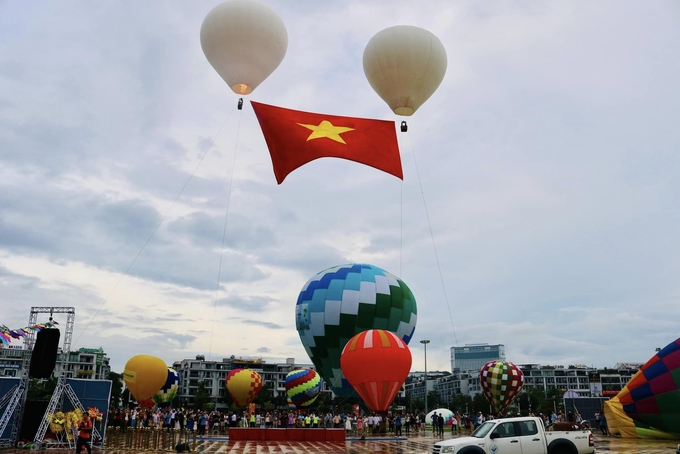 Quốc kỳ Việt Nam bay cao, chào mừng kỷ niệm 79 năm Cách mạng tháng Tám và Quốc khánh 2/9.