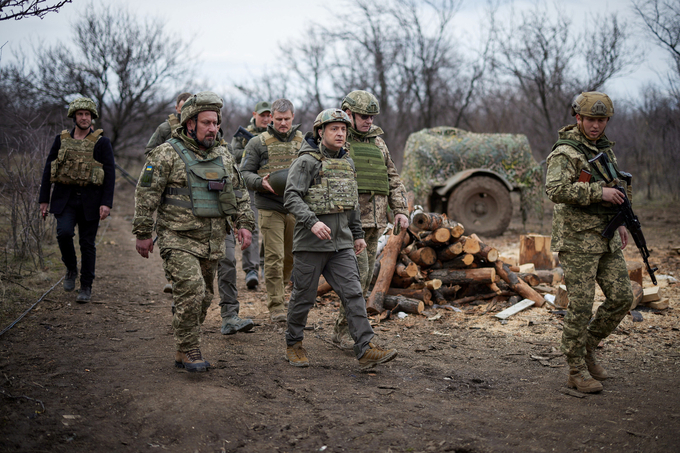 Tổng thống Ukraine Volodymyr Zelensky đến thăm khu vực Donbass, Ukraine hồi tháng 4/2021. Ảnh: Reuters.