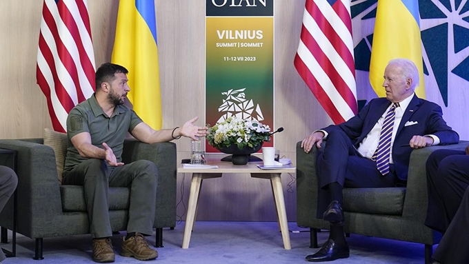 Tổng thống Ukraine Volodymyr Zelensky và Tổng thống Mỹ Joe Biden hội đàm bên lề hội nghị thượng đỉnh NATO ở Vilnius, Lithuania hồi tháng 7/2024. Ảnh: AP.