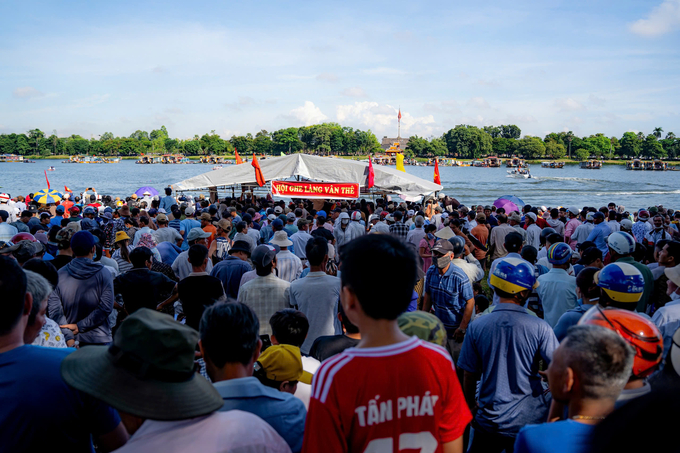 Đông đảo người dân địa phương và du khách đến tham gia cổ vũ cho cho các đội đua. 