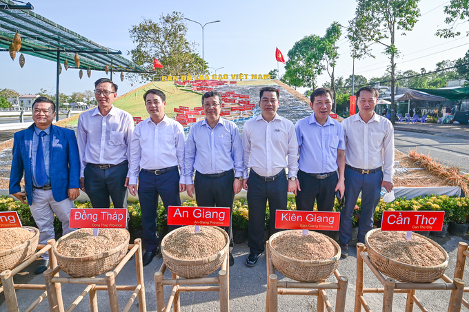 Thứ trưởng Hoàng Trung (giữa) cùng lãnh đạo tỉnh Hậu Giang tại Festival Quốc tế ngành hàng lúa gạo Việt Nam - Hậu Giang 2023. Ảnh: Tùng Đinh.