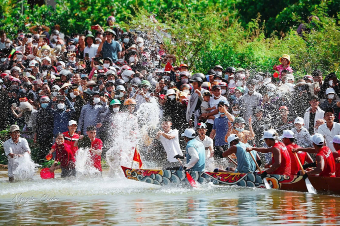 Trên bờ và dưới sông trong ngày Lễ Quốc khánh tại huyện Lệ Thủy. Ảnh: L. Chiến.