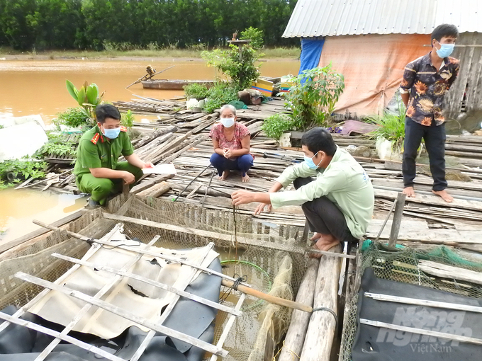 Chính quyền địa phương các cấp, trong đó có cơ quan công an, đã phối hợp, làm tốt công tác tuyên truyền về bảo vệ môi trường, nguồn lợi thủy sản tại vùng lòng hồ Thác Mơ. Ảnh: Hồng Thủy.