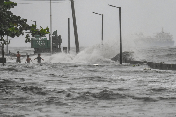 Bão nhiệt đới Yagi quét qua vịnh Manila, Philippines ngày 2/9. Ảnh: Jam Sta Rosa/AFP.