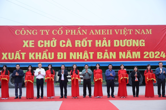 Thủ tướng Phạm Minh Chính, Bộ trưởng Lê Minh Hoan trong ngày Ameii Việt Nam xuất khẩu lô cà rốt đầu tiên đi Nhật Bản. Ảnh: Nhật Bắc.