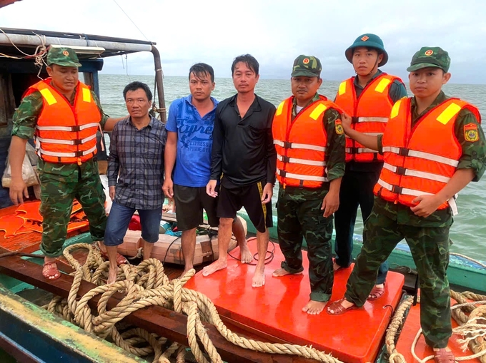 Sà lan Thanh Bình 06 bị sóng đánh chìm trên vùng biển gần đảo Hòn Tre, 3 thuyền viên bị trôi dạt trên biển đã được lực lượng chức năng tìm kiếm, cứu hộ đưa vào bờ an toàn. Ảnh: Đơn vị cứu hộ cung cấp. 