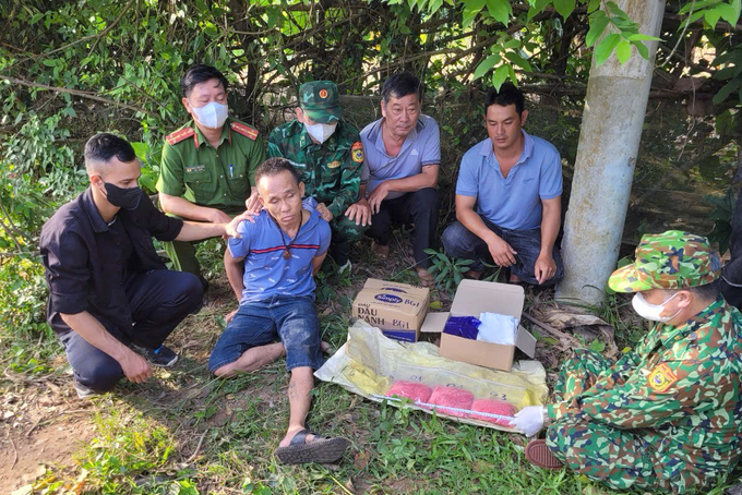 Đối tượng Nguyễn Thành Trung bị bắt quả tang khi đang vận chuyển 18 nghìn viên ma túy tổng hợp. Ảnh: MH.