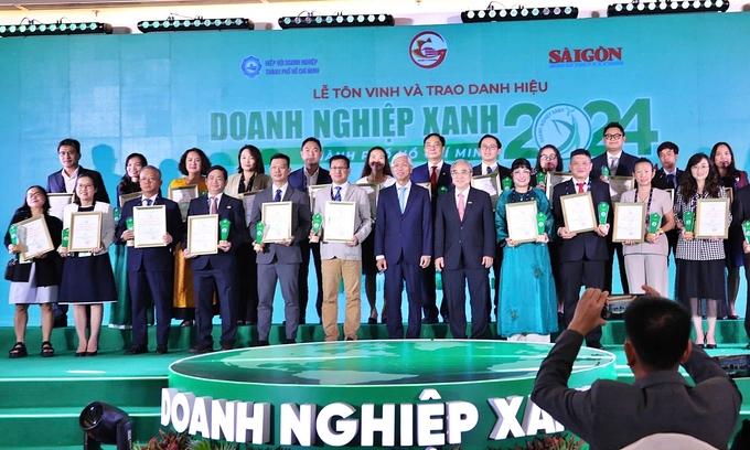 Vo Van Hoan, Vice Chairman of Ho Chi Minh City People's Committee and Nguyen Ngoc Hoa, Chairman of Ho Chi Minh City Business Association awarded the title 'Ho Chi Minh City Green Products 2024' to enterprises. 