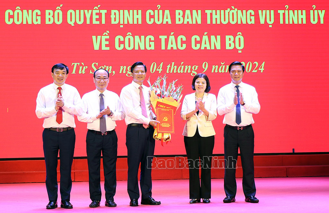 Phó Bí thư Thường trực Tỉnh ủy, Chủ tịch HĐND tỉnh Bắc Ninh Nguyễn Hương Giang (thứ 2 từ phải qua) cùng lãnh đạo tỉnh trao Quyết định, tặng hoa chúc mừng ông Lưu Đình Thực. Ảnh: BaoBacNinh.