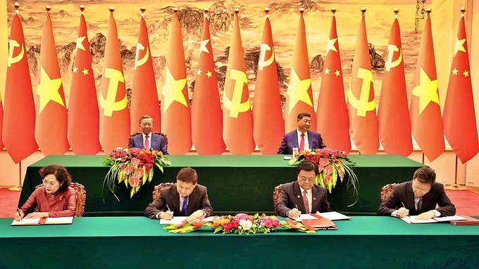 General Secretary and President To Lam and General Secretary of the Chinese Communist Party Xi Jinping witnessed the protocol signing ceremony between the Ministry of Agriculture and Rural Development of Vietnam and the General Administration of Customs of China. Photo: Tri Dung.