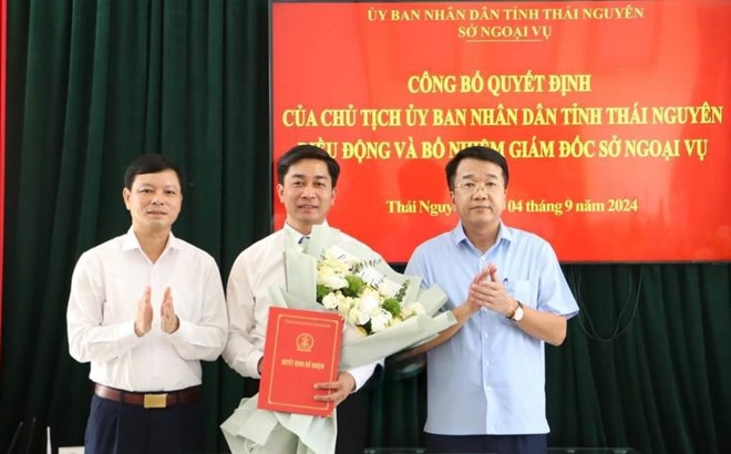 Trưởng Ban Tổ chức Tỉnh ủy Dương Xuân Hùng (bên trái) và Phó Chủ tịch UBND tỉnh Nguyễn Thanh Bình (bên phải) trao quyết định, chúc mừng ông Đoàn Quang Duy được bổ nhiệm Giám đốc Sở Ngoại vụ tỉnh Thái Nguyên. Ảnh: Thu Phương.