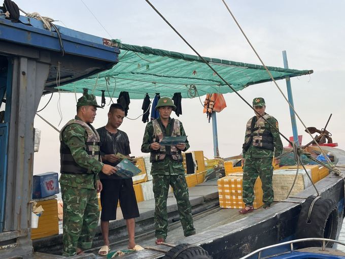 Đồn Biên phòng Trà Cổ (TP Móng Cái) tuyên truyền người dân đưa tàu thuyền về nơi tránh bão. Ảnh: Nguyễn Thành.