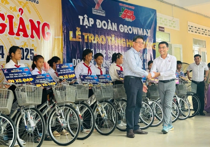 Đại diện Tập đoàn GrowMax trao xe đạp cho học sinh tại điểm trường THCS Nguyễn Đáng, phường 2, thị xã Duyên Hải, tỉnh Trà Vinh. 