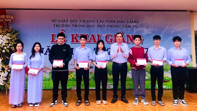 Đại diện Agribank Hậu Giang trao học bổng tại Trường THPT Tầm Vu. Ảnh: Thanh Tùng.