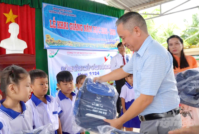 Trong ngày khai giảng năm học mới, thêm phần ý nghĩa khi các em học sinh nghèo ở ĐBSCL vui mừng nhận được những chiếc xe đạp mới tinh và những chiếc cặp sách xinh xắn. Ảnh: Lê Hoàng Vũ.