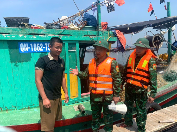 Lực lượng chức năng tuyên truyền, kêu gọi ngư dân đưa tàu thuyền về nơi tránh trú bão an toàn. Ảnh: Thanh Phương.