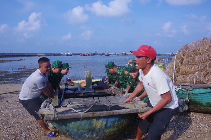 Ngư dân được hỗ trợ đưa phương tiện thuyền nhỏ lên bờ tránh bão. Ảnh: CTV.