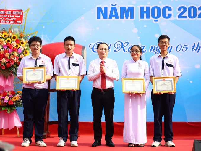 Ông Nguyễn Văn Hiếu - Bí thư Thành ủy Cần Thơ khen thưởng cho các học sinh trường THPT chuyên Lý Tự Trọng đạt thành tích Tin học trẻ cấp quốc gia. Ảnh: Kim Anh.