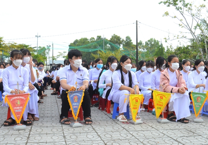 Học sinh Kiên Giang tham dự lễ khai giảng được tìm hiểu về truyền thống dạy và học tại ngôi trường mình theo học. Ảnh: Trung Chánh.