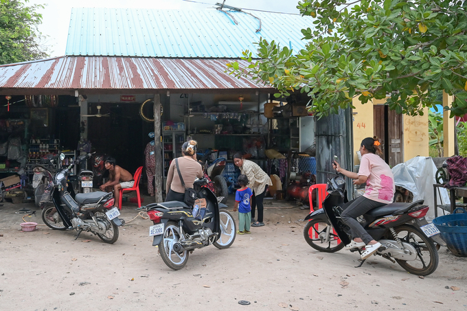 The Cambodian community has formed within the company's housing areas. Photo: Tung Dinh.