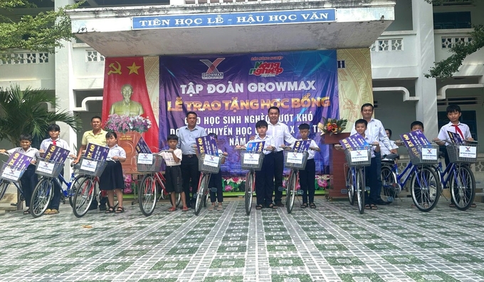 Tập đoàn GrowMax trao 10 xe đạp cho học sinh nghèo vượt khó tại Trường Tiểu học Hòa Minh, thôn Lâm Lộc 1, xã Hòa Minh, huyện Tuy Phong, Bình Thuận. Ảnh: PC.