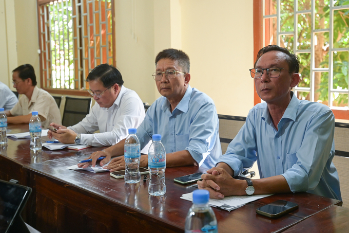 Mr. Nguyen Van Toan, Deputy Director of Mekong Rubber Co., Ltd. (far right), discusses the company's activities. Photo: Tung Dinh.