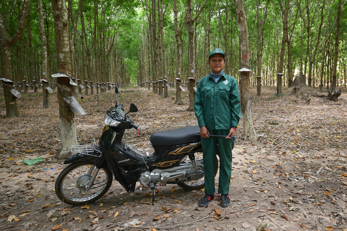 Seng Mea Kara with the Thai-imported Dream motorcycle valued at 2.400 USD, the award for the top performer in the 2024 skills competition. Photo: Tung Dinh.