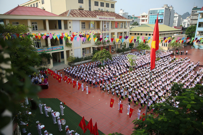 Các thầy cô giáo và học sinh tiến hành nghi lễ chào cờ. Ảnh: Thanh Phương.