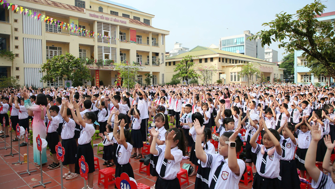 Các em học sinh Trường TH Lê Hồng Phong (TP Hạ Long) hân hoan chào đón năm học mới. Ảnh: Thanh Phương.