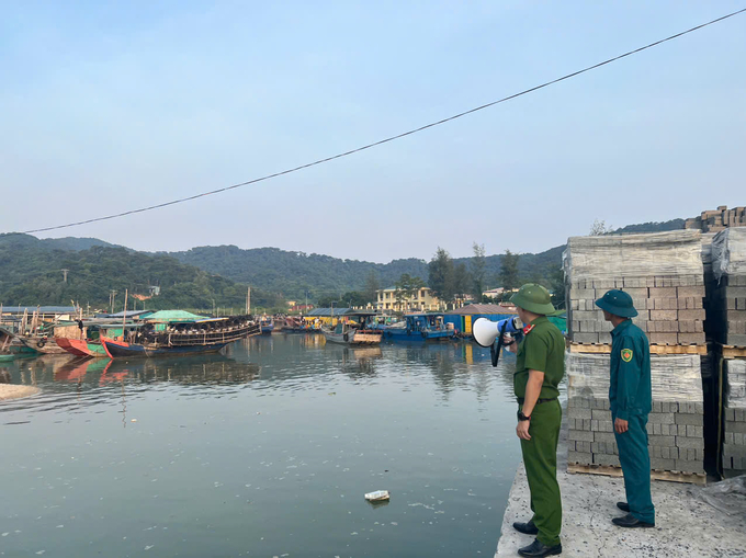 Lực lượng chức năng tại xã Thanh Lân (huyện Cô Tô, Quảng Ninh) thông báo tới các chủ phương tiện về nơi tránh trú bão an toàn trước ngày 6/9. Ảnh: Nguyễn Thành.