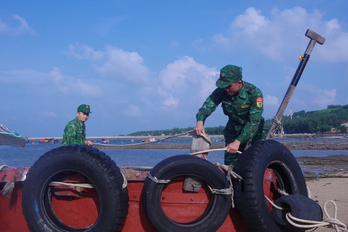 Bộ đội thành phố Hải Phòng hỗ trợ nhân dân chuẩn bị ứng phó bão số 3. Ảnh: Đinh Mười.