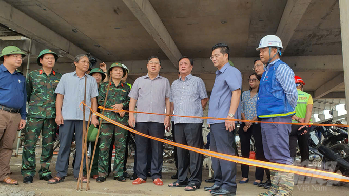 Bộ trưởng Lê Minh Hoan và đoàn công tác kiểm tra việc phòng, chống bão số 3 tại công trường đang thi công ở Nam Định. Ảnh: Kiên Trung