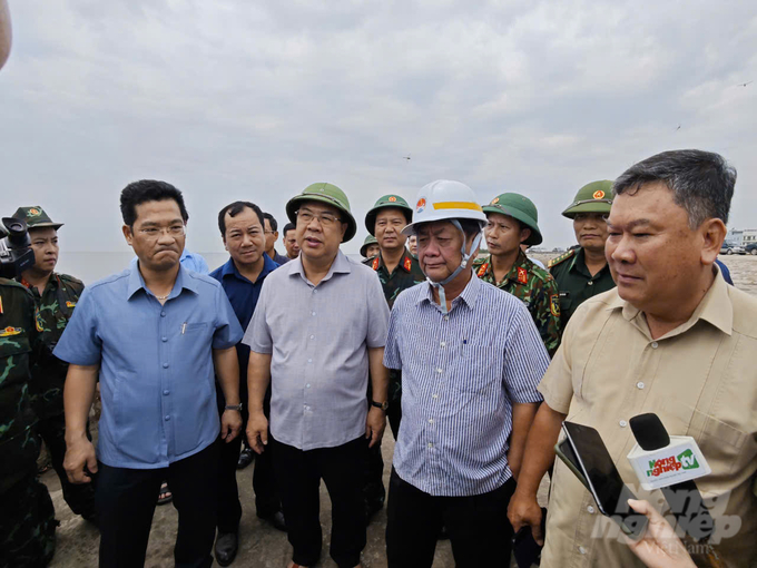 Bộ trưởng Lê Minh Hoan yêu cầu toàn bộ các hoạt động trên tàu thuyền, công trình xây dựng phải dừng lại trước 3 giờ chiều 6/9. Ảnh: Kiên Trung.