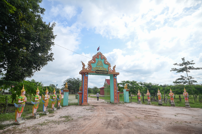 Ngôi chùa công ty xây dựng phục vụ nhu cầu tín ngưỡng của cán bộ, công nhân viên người Campuchia. Ảnh: Tùng Đinh.