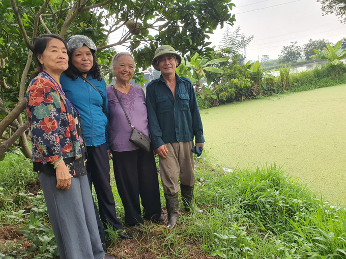 Từ trái sang: TS Ngô Kiều Oanh, TS Đỗ Thị Thanh Vân và PGS.TS Nguyễn Thị Trâm chụp ảnh cùng ông Đỗ Tiến Thiện. Ảnh: TS Phạm Gia Minh.