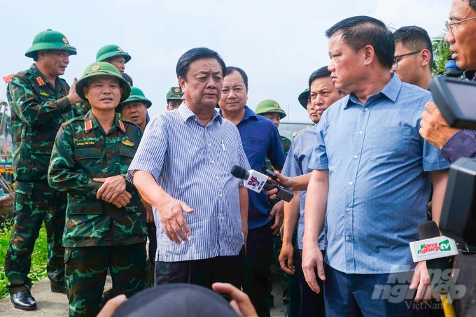 Bộ trưởng Lê Minh Hoan cùng Chủ tịch UBND tỉnh Thái Bình Nguyễn Khắc Thận kiểm tra công tác ứng phó bão số 3 tại cảng cá Tân Sơn (huyện Thái Thụy). 