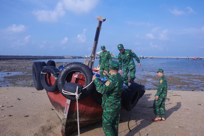 Bộ đội hỗ trợ nhân dân ven biển neo đậu tàu thuyền trước bão số 3. Ảnh: Đinh Mười.