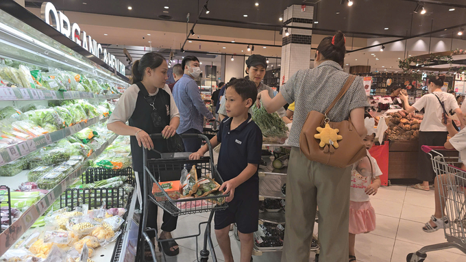 Người dân chen chúc nhau mua thực phẩm tại siêu thị Aeon Mall Lê Chân. Ảnh: Đinh Mười.